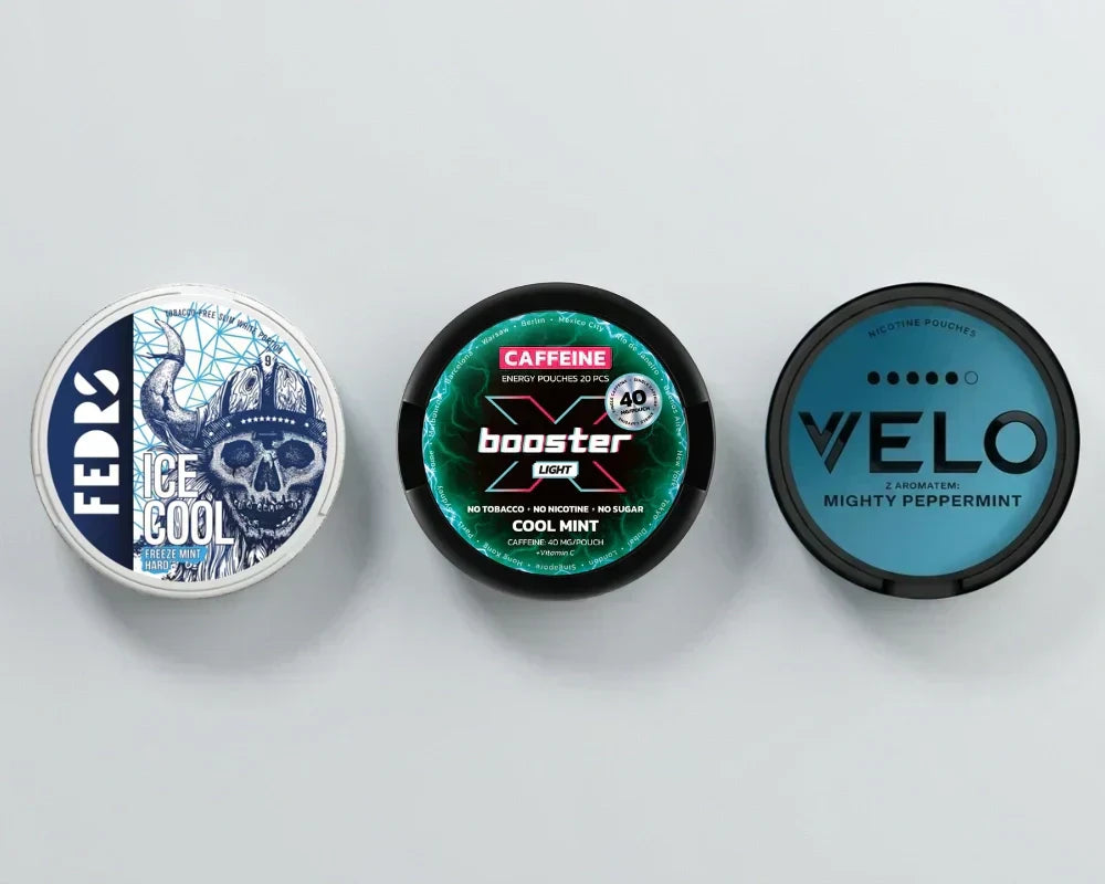 Три кутии една до друга: FEDRS Ice Cool, енергизиращо средство за кофеин Cool Mint кутия и VELO Mighty Peppermint