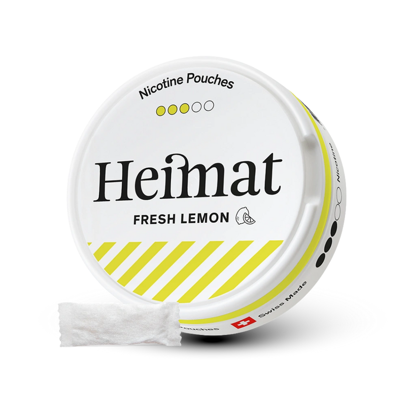 Heimat Fresh Lemon Nicotine Pouches Dose mit weißem Design, gelben Streifen und einzelnem weißem Beutel, mittlere